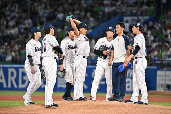 マウンドの石川雅規(中)に駆け寄るスワローズナイン