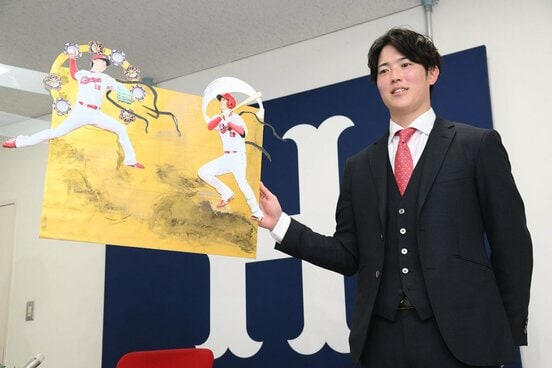 更改を終え、記念撮影に応じた広島・森下暢仁