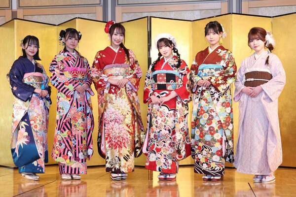 左から川嶋美晴、岡本彩夏、野村実代、水野愛理、伊藤実希、石塚美月（衣装協力：（株）清水屋）