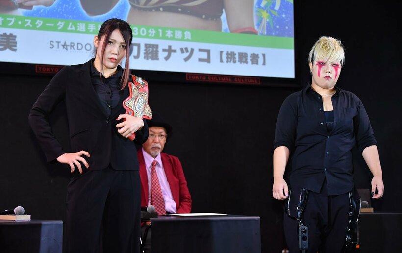  激怒した詩美（左）と刀羅