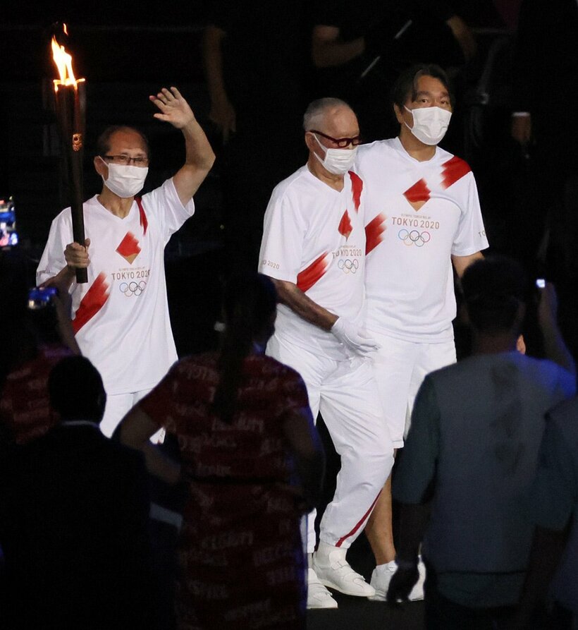  聖火リレーに登場した(左から)王氏、長嶋氏、松井氏（東スポWeb）