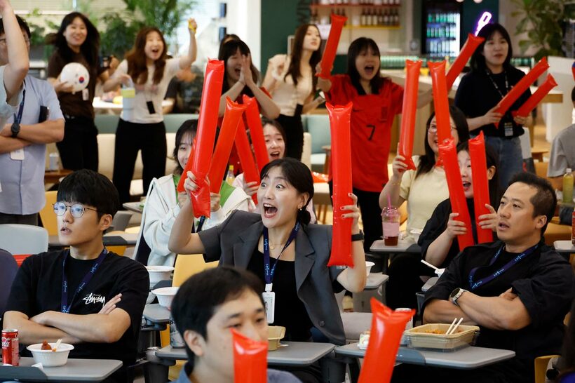 ソウルで韓国代表を応援するファンたち（ロイター）