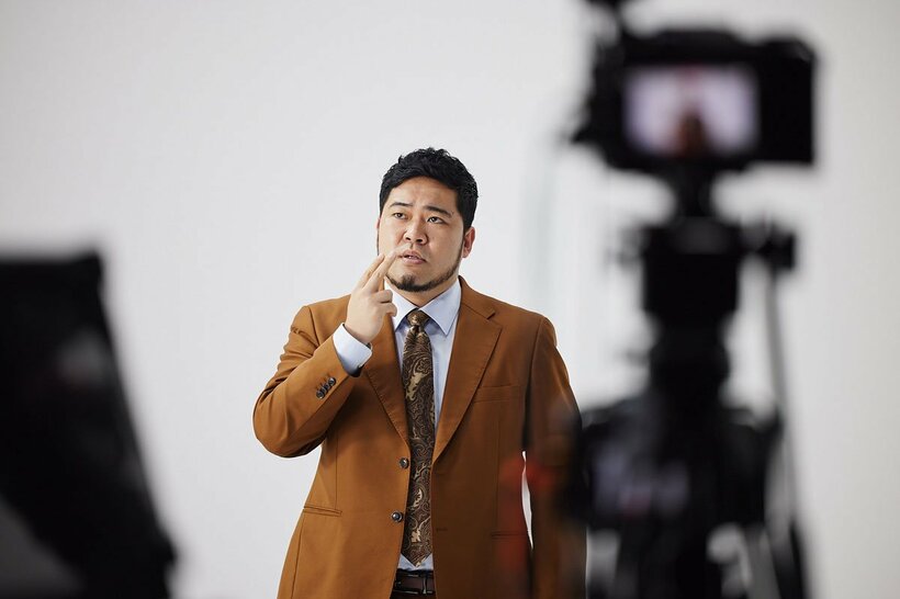 「ニコレット®」のウェブCMに出演する令和ロマン・松井ケムリ