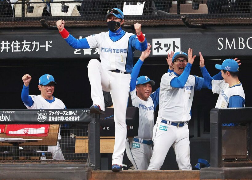 勝利が決まり新庄監督はガッツポーズ。全身で喜びを表現した