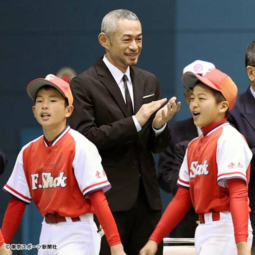  子供たちを笑顔で見守るイチロー氏