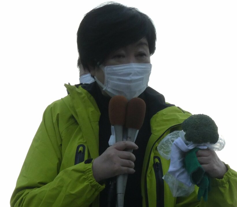  ブロッコリーを手に熱弁をふるう小池都知事（東スポWeb）