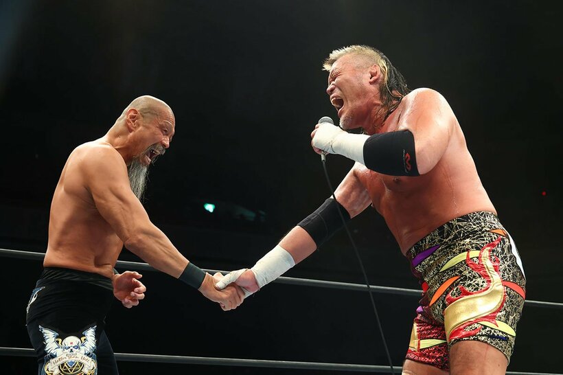 右手を差し出した天山広吉(右)と、葛藤の末に握手をかわした飯塚高史