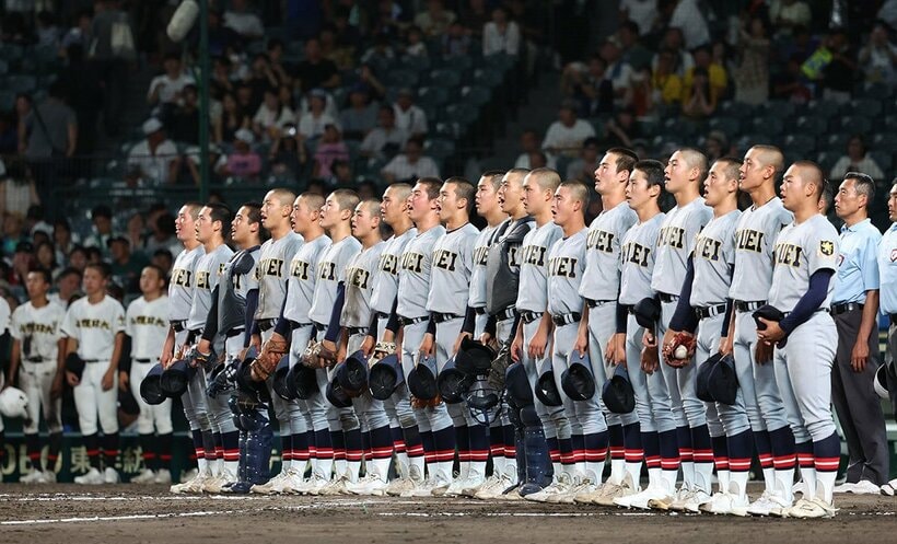 ナイター照明の中で勝利のサイレンを聞いた仙台育英ナイン