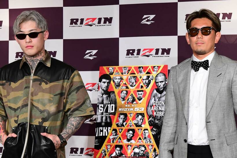 特別ルールで対戦する平本蓮と皇治（右）