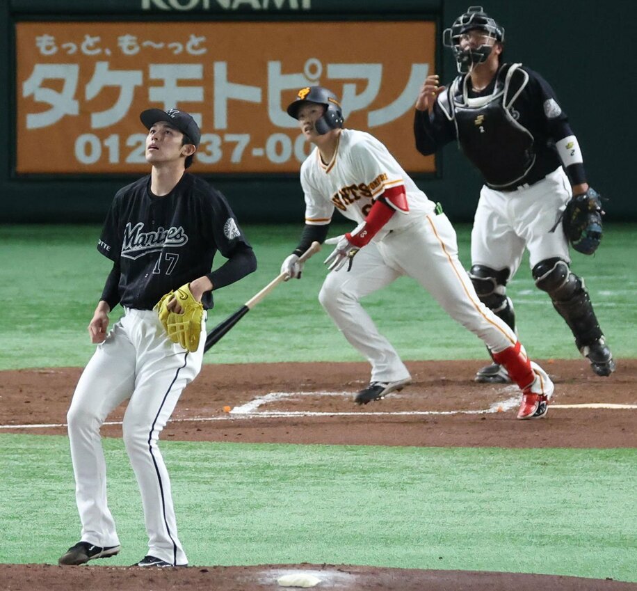  ２回、ロッテ・佐々木朗希（左）から適時二塁打を放つ巨人・増田陸（東スポWeb）