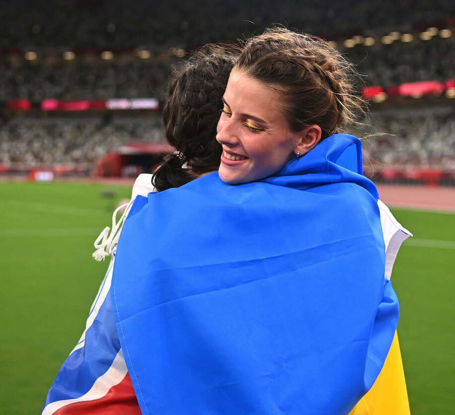  東京五輪では両国の陸上女子選手が抱き合って互いをたたえたが…（ロイター）