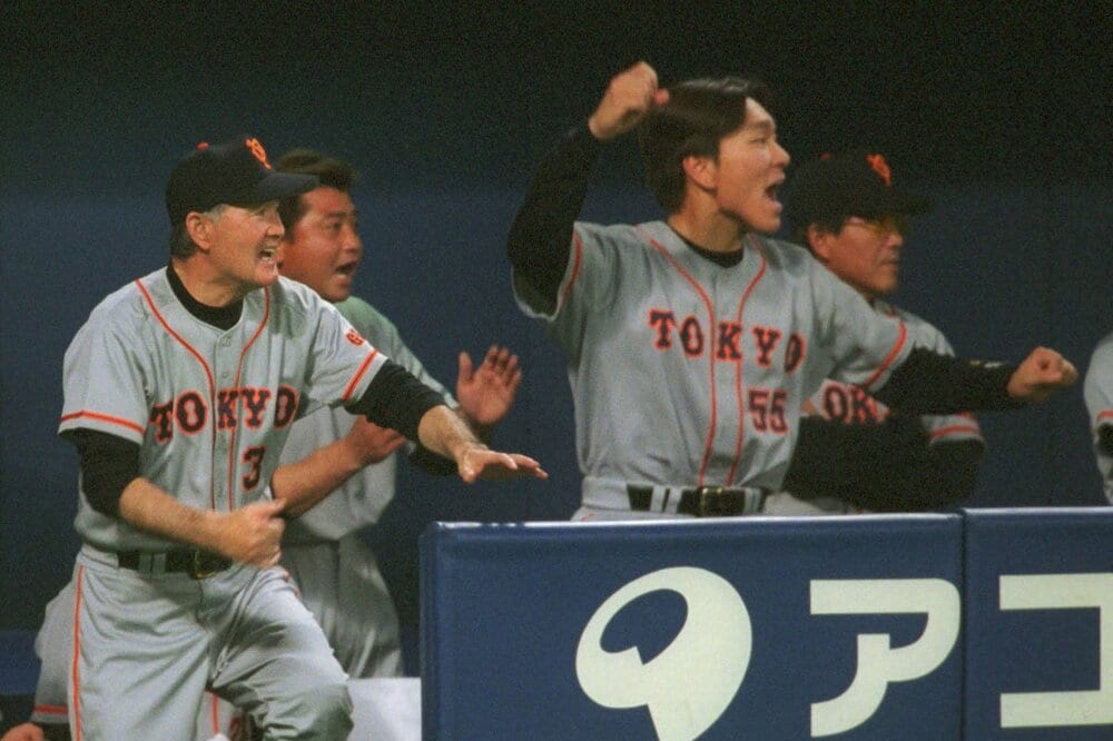 清原の追加点に喜ぶ松井と長嶋監督（2001年4月）