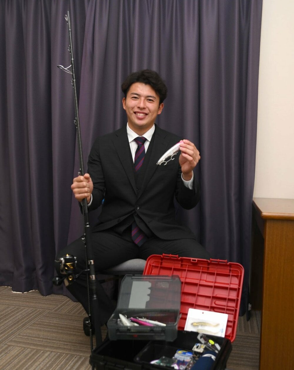 入寮時に持ち込んだ釣りグッズを手にする阪神・椎葉剛