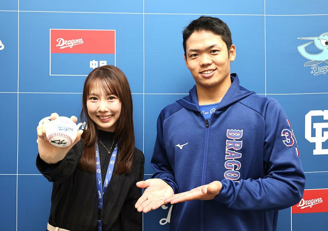 SKE48・熊崎晴香(左)からの取材に応じた中日・根尾昂
