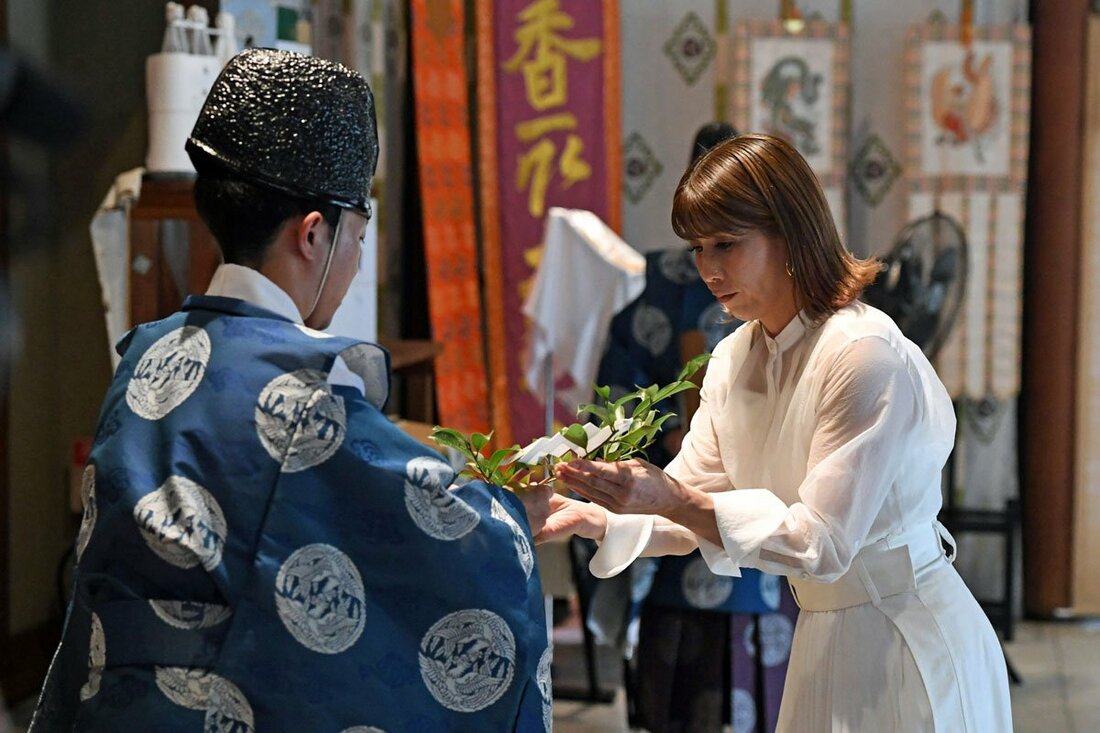 東京・亀戸の香取神社で、ヒット祈願を行った吉田沙保里(右)