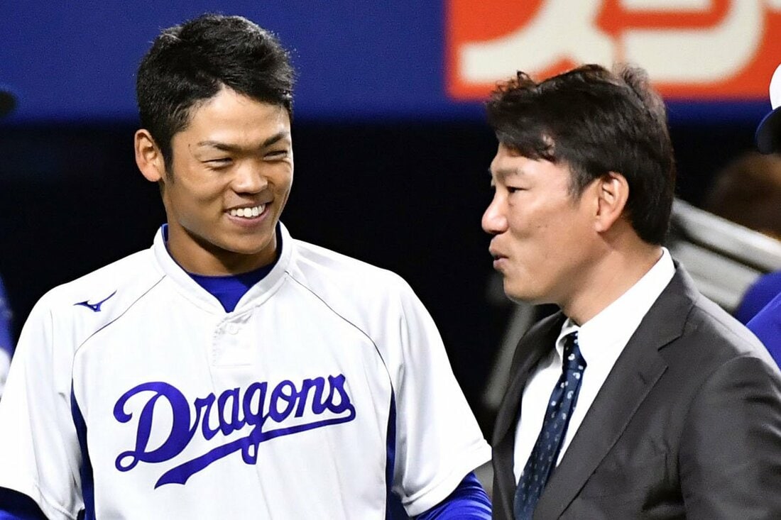 中日・根尾昂(左)と談笑する井端弘和氏(2019年)