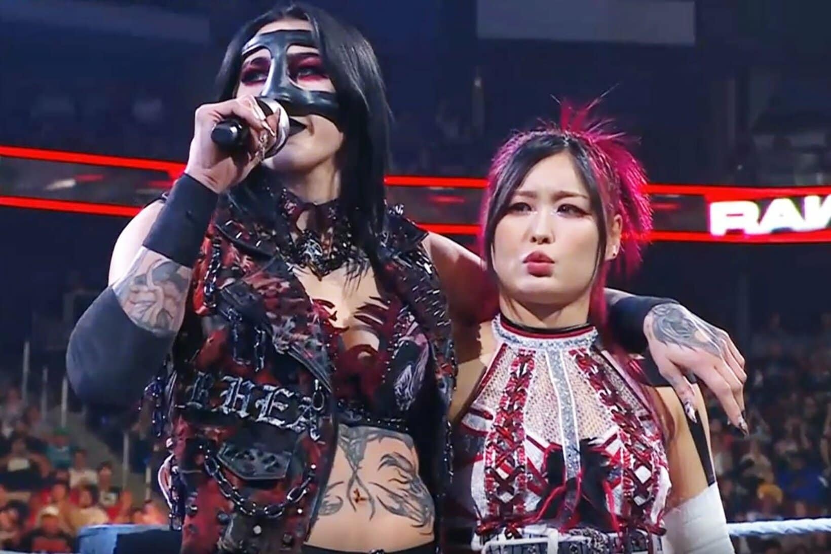 マイクアピールするリア・リプリー(左)とイヨ・スカイ（©AbemaTV, Inc.）