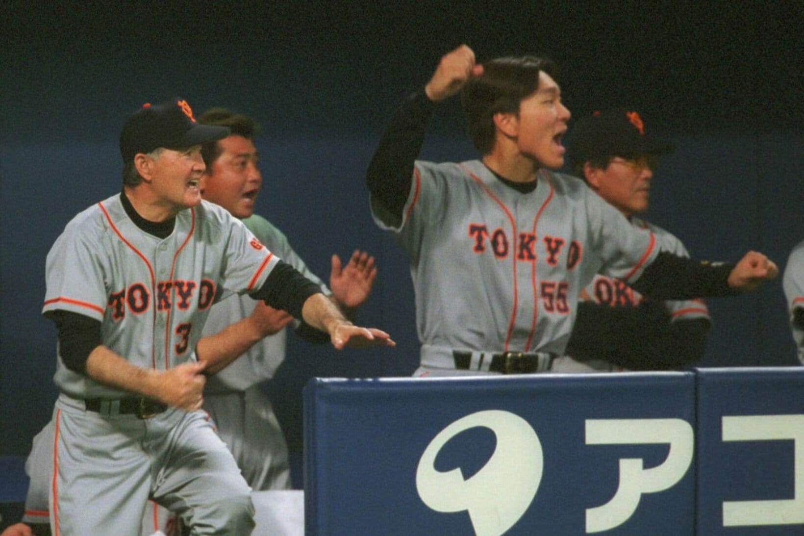 清原の追加点に喜ぶ松井と長嶋監督（2001年4月）