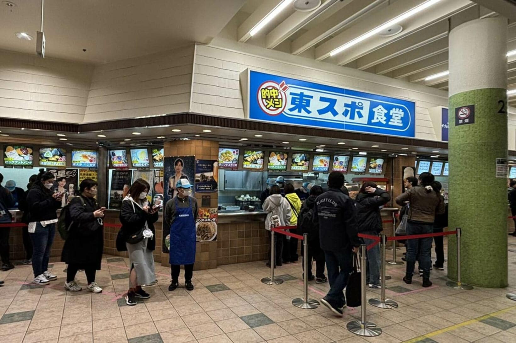 中山競馬場で長蛇の列を作っている東スポ食堂
