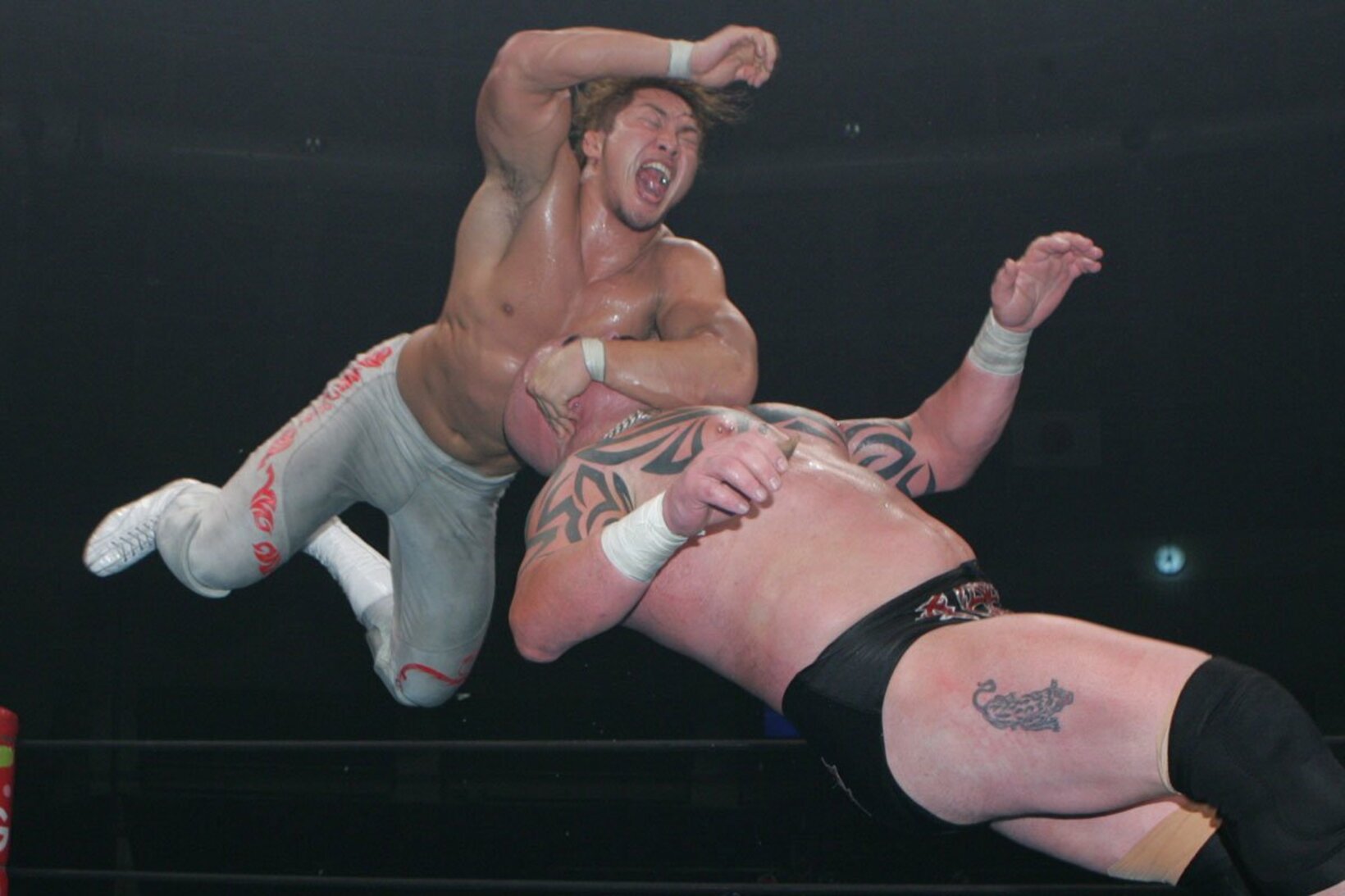 ジャイアント・バーナード（右）にスリングブレイドをかける棚橋弘至（２００６年７月）