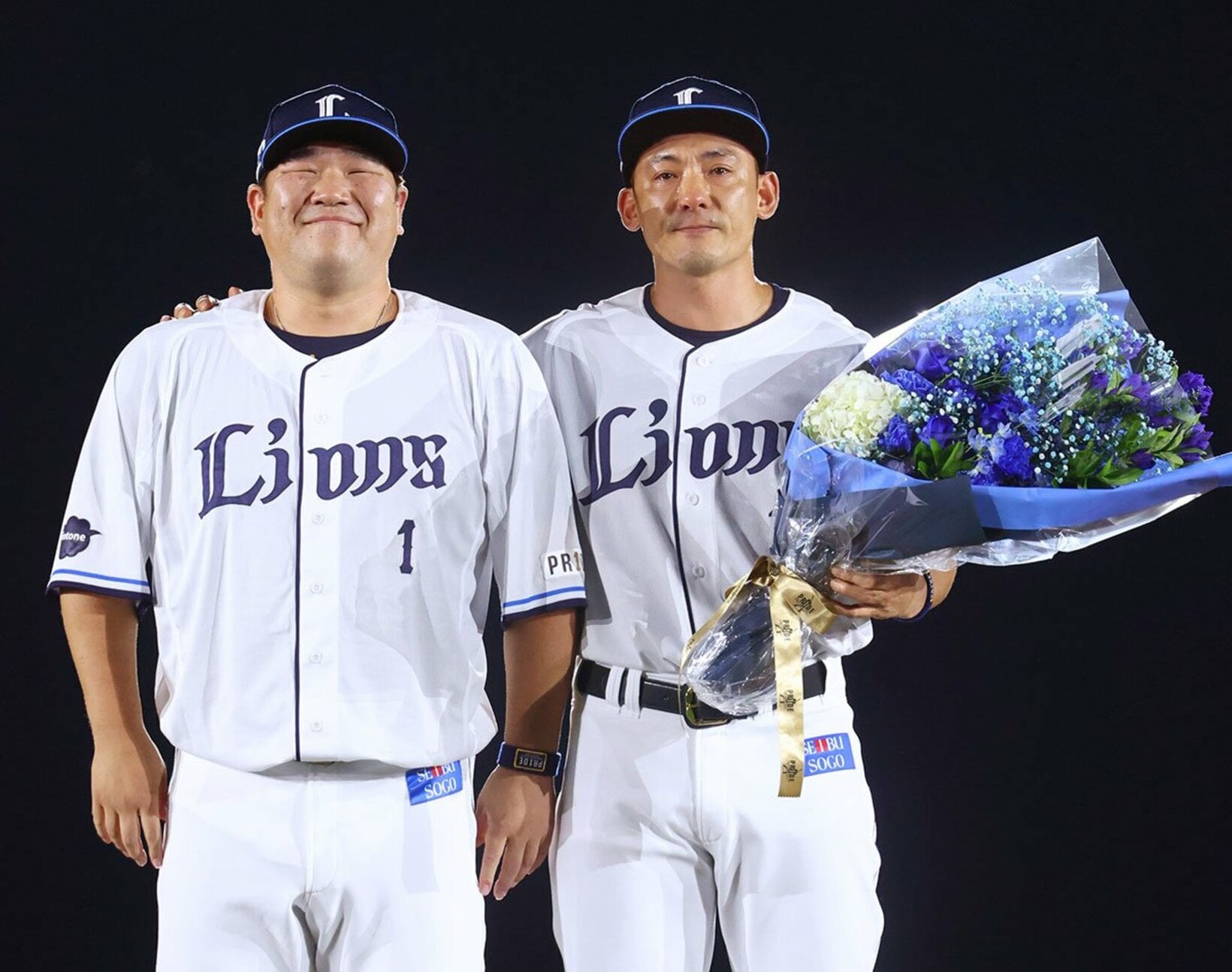 試合後、同期の「サンペイ」こと中村剛也(左)と肩を並べる西武・栗山巧