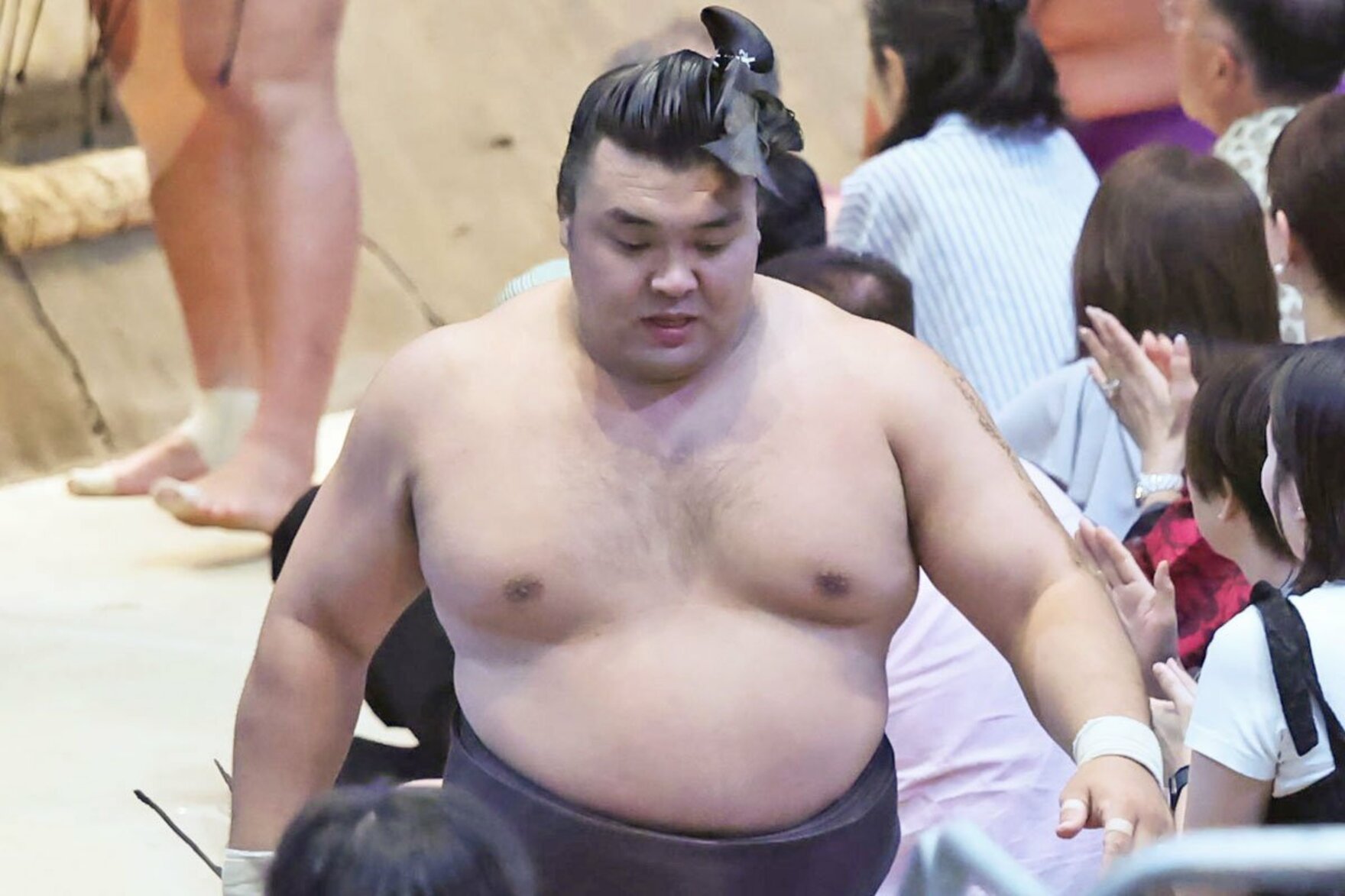 肩を落として引き上げる霧島