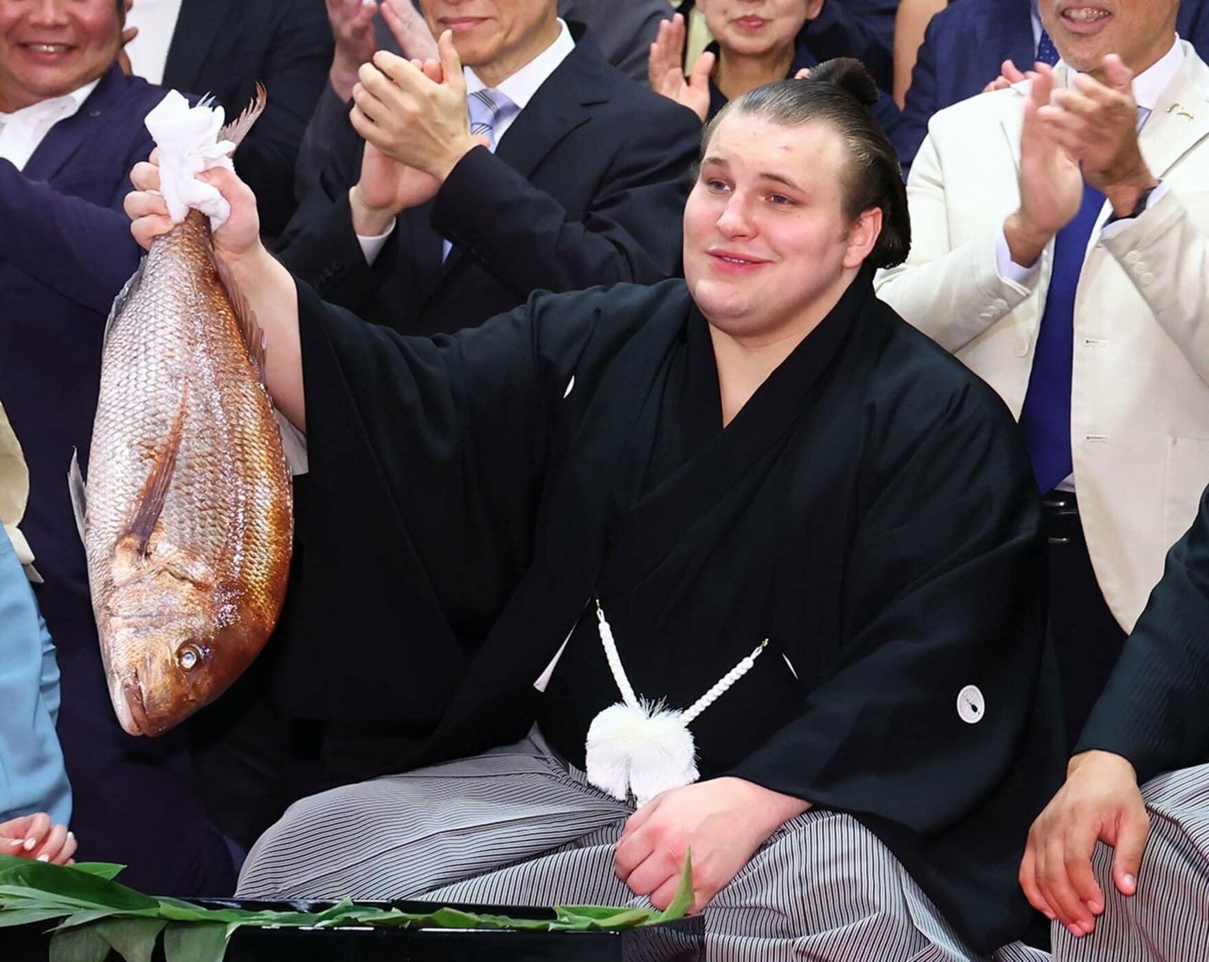 祝勝会で笑みを見せた安青錦