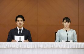  記者会見をする小室圭さん（左）と眞子さん（代表撮影）