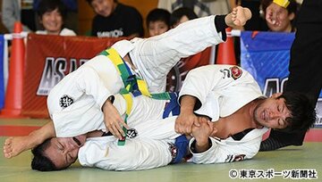  ２階級で優勝した内柴正人（右）