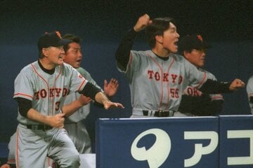 清原の追加点に喜ぶ松井と長嶋監督（2001年4月）
