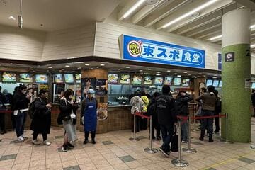 中山競馬場で長蛇の列を作っている東スポ食堂