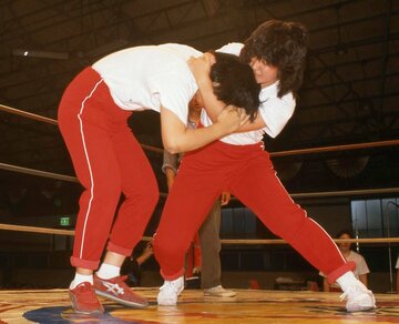 プロテストに臨んだ工藤（右）はスパーリングが評価された（８６年５月）