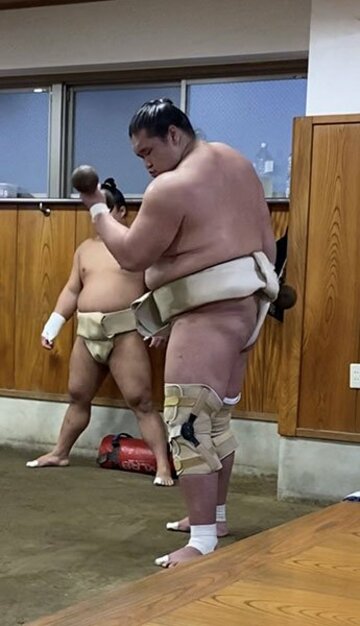  稽古で汗を流す照ノ富士