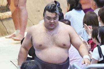 肩を落として引き上げる霧島