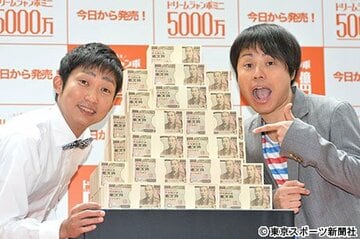 ＮＯＮ　ＳＴＹＬＥの石田明（左）と井上裕介