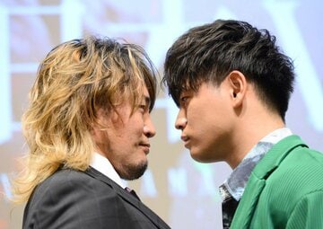  対抗戦会見で新日本・棚橋（左）の対角に立った清宮（東スポWeb）