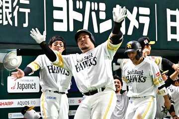 ７回、満塁弾を放ちどすこいポーズを決めるソフトバンク・山川