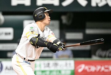 ５回、勝ち越しの１１号ソロを放つソフトバンク・近藤健介