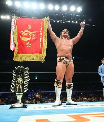 優勝旗を掲げる大岩陵平