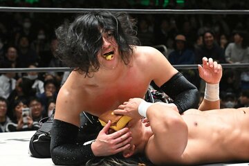 遠藤哲哉（下）の顔面にカステラを押し付けるOZAWA