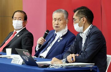  削減額を明らかにした森会長（中）と武藤事務総長（左）（代表撮影）