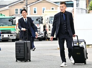 前検時間ギリギリに到着した森高一真（左）と西山貴浩