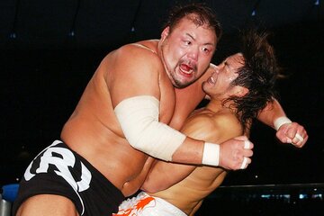 アウェーで力皇猛（左）に敗戦した棚橋弘至（右、05年7月）