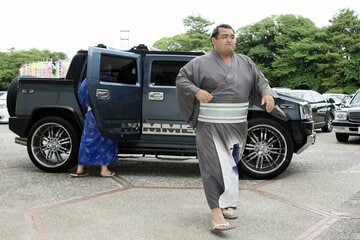 現役時代はハマーで出勤することもあった元琴奨菊の秀ノ山親方（2011年）