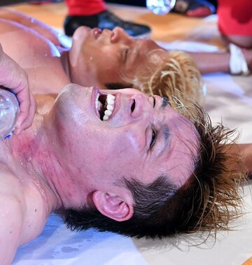  死闘を終え、マットに横たわる潮﨑（下）と拳王