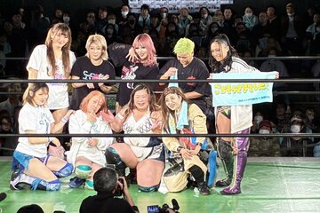 バトルロイヤルを終え記念撮影する（前列左から）真琴、松澤さん、優宇、広田さくら、（後列左から）VENY、関口翔、夏すみれ、水波綾、野崎渚