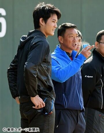 鳴尾浜自主トレを視察した金本監督。左は藤浪