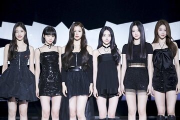  (左から)KAZUHA、KIM CHAEWON、KIM GARAM、SAKURA、HONG EUNCHAE、HUH YUNJIN（©SOURCE MUSIC）