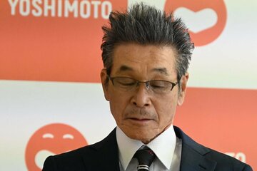 沈痛な面持ちの間寛平