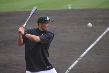 ノックをする巨人・阿部慎之助監督
